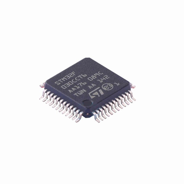 元のSTM32F030CCT6TRの腕MCU 32はICが集積回路STM32F030CCT6TRを欠く電子部品をかんだ