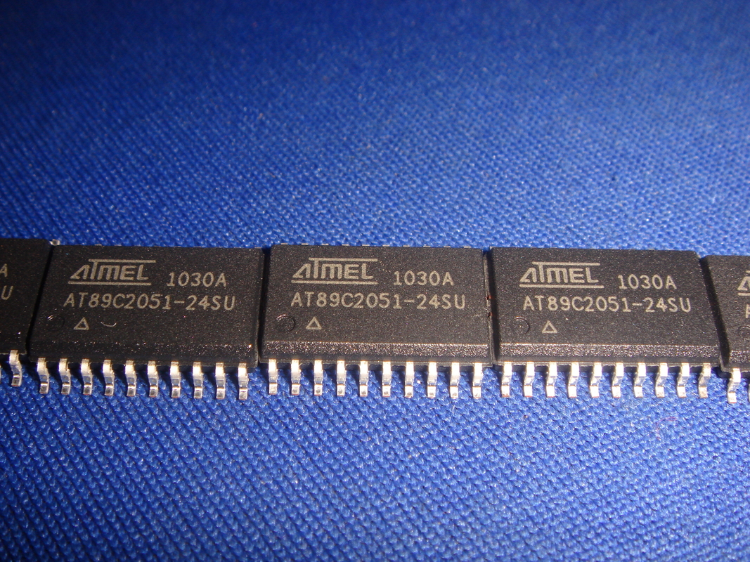 未使用AT89C2051-24SU SOP20の集積回路の破片ICのマイクロ制御回路真新しい原物