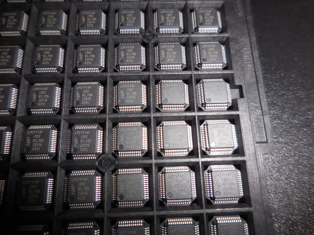 未使用LPC1114FBD48 QFP48の集積回路の破片ICのマイクロ制御回路真新しい原物