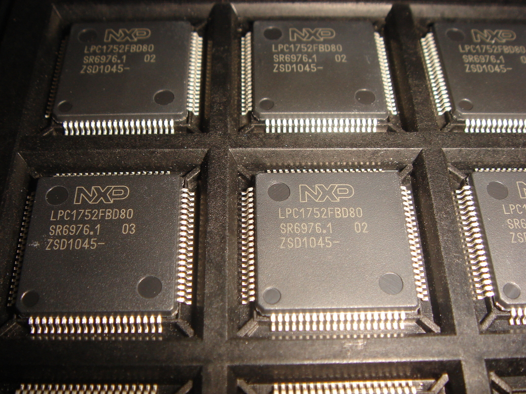 未使用LPC1752FBD80 QFP80の集積回路の破片ICのマイクロ制御回路真新しい原物