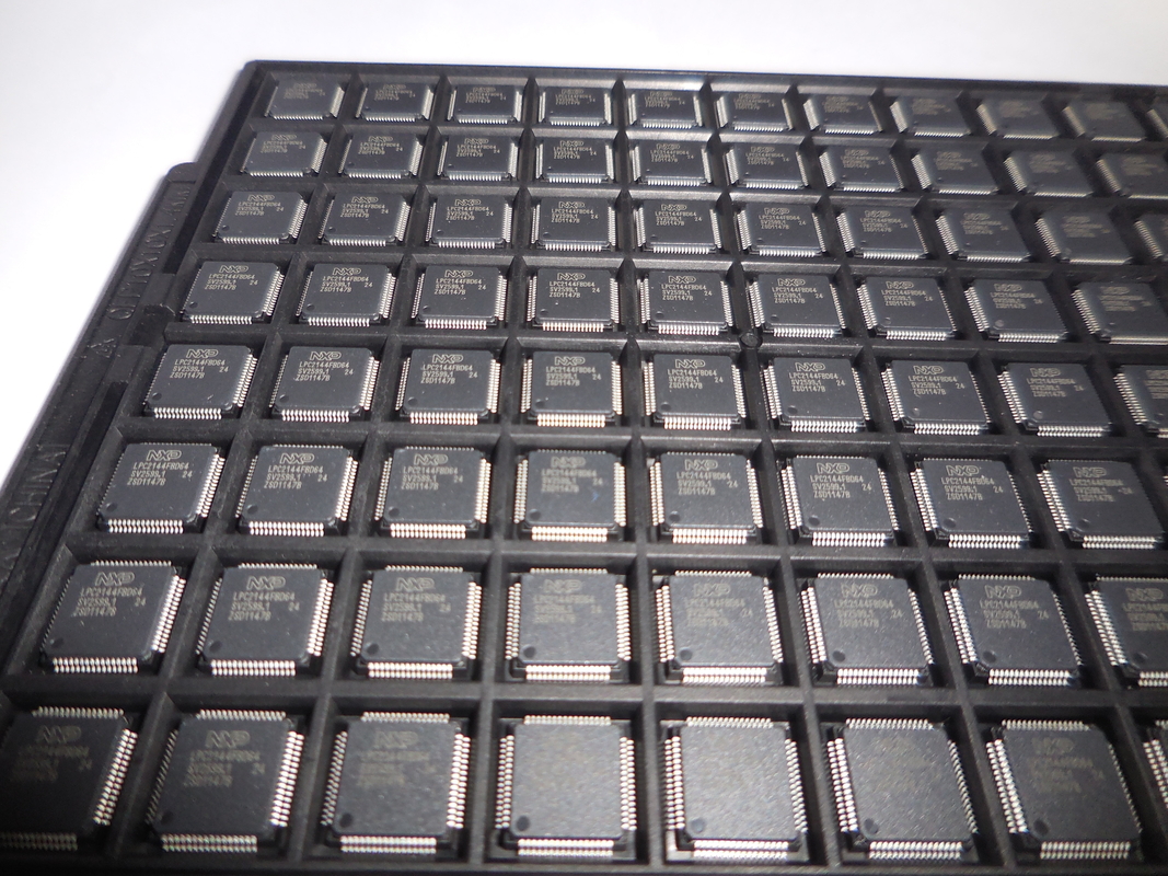 未使用LPC2144FBD64 QFP64の集積回路の破片ICのマイクロ制御回路真新しい原物